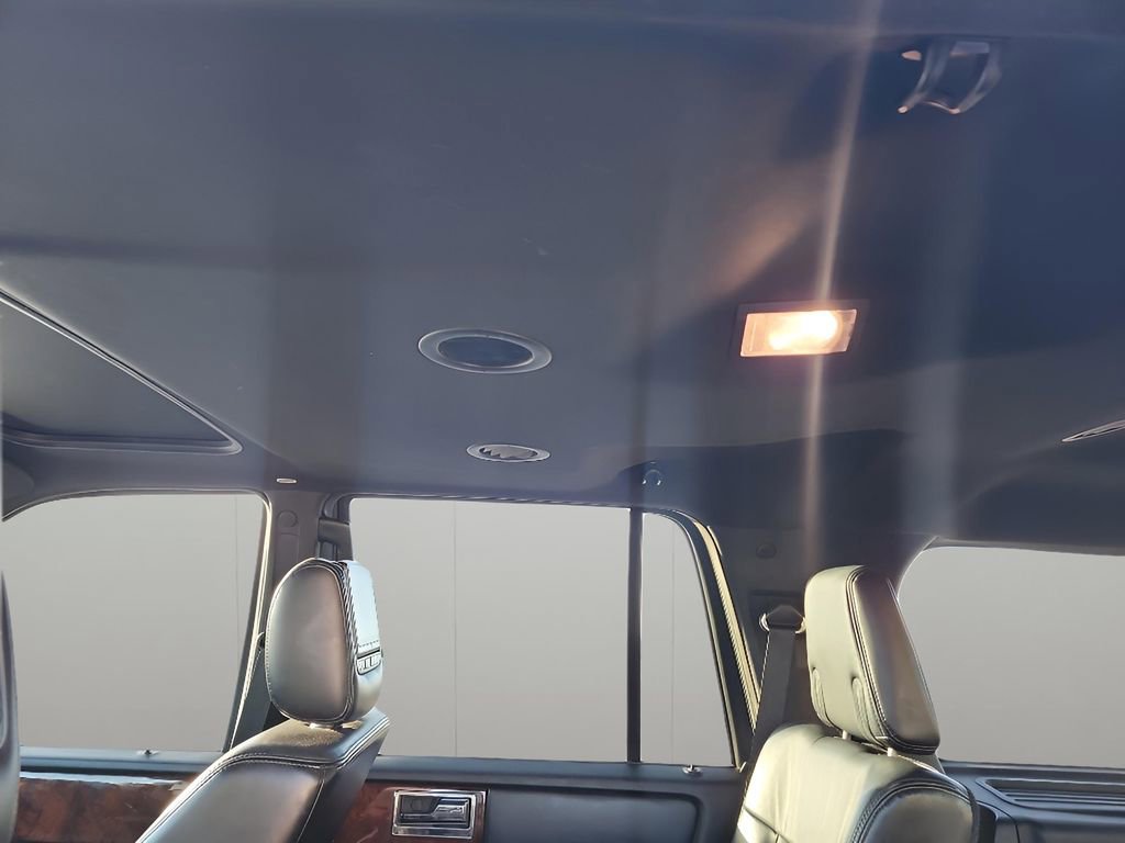 Used 2017 Lincoln Navigator Select image 17
