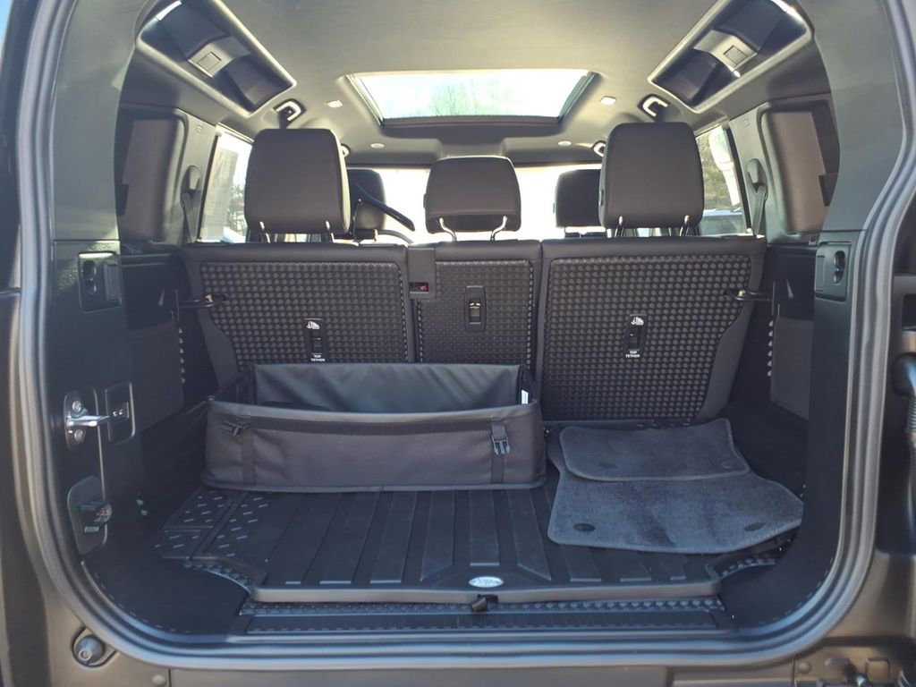 Used 2025 Land Rover Defender 110 X-Dynamic SE image 13