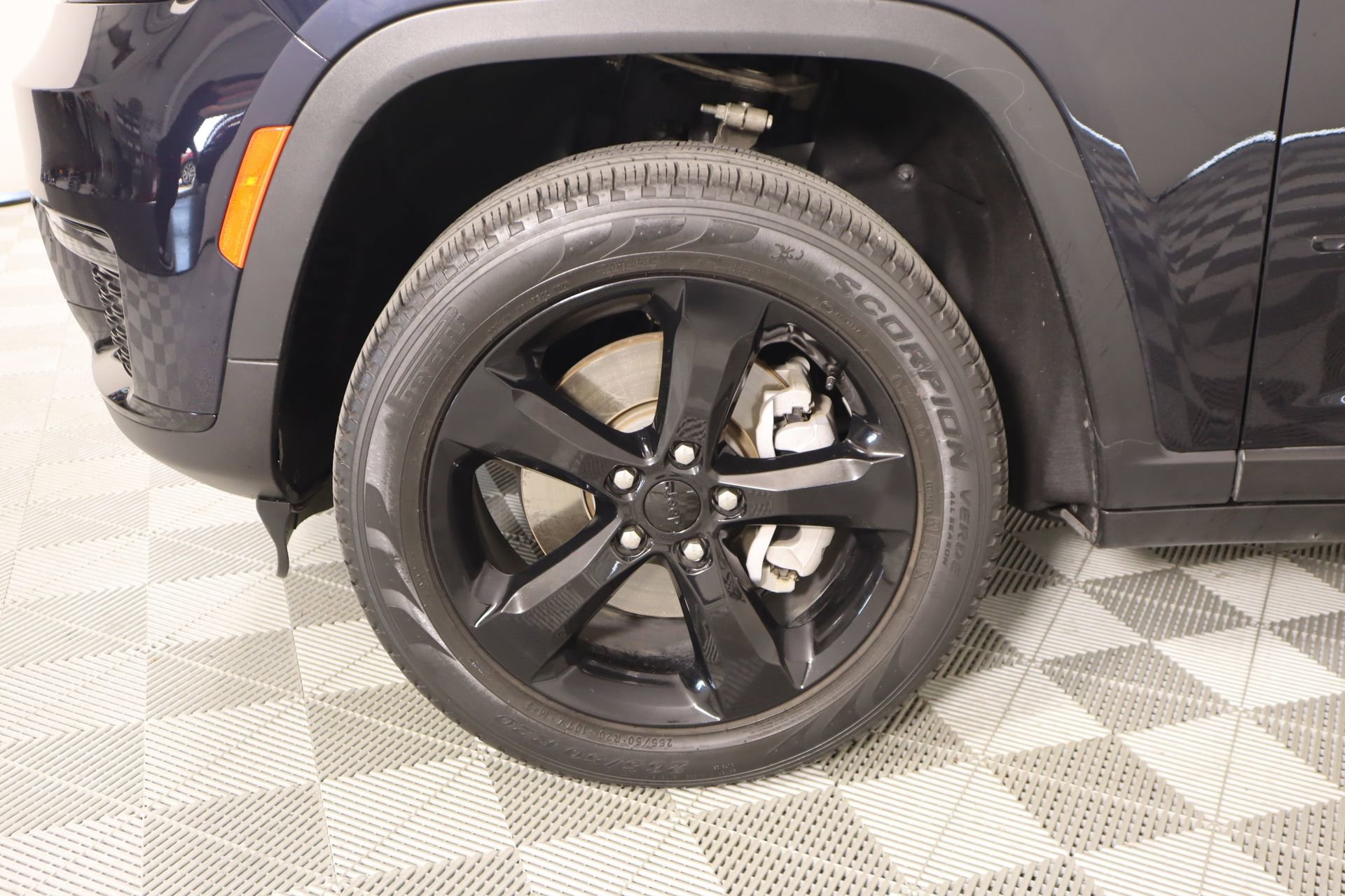 Used 2024 Jeep Grand Cherokee L Limited w/ Black Appearance Package image 20