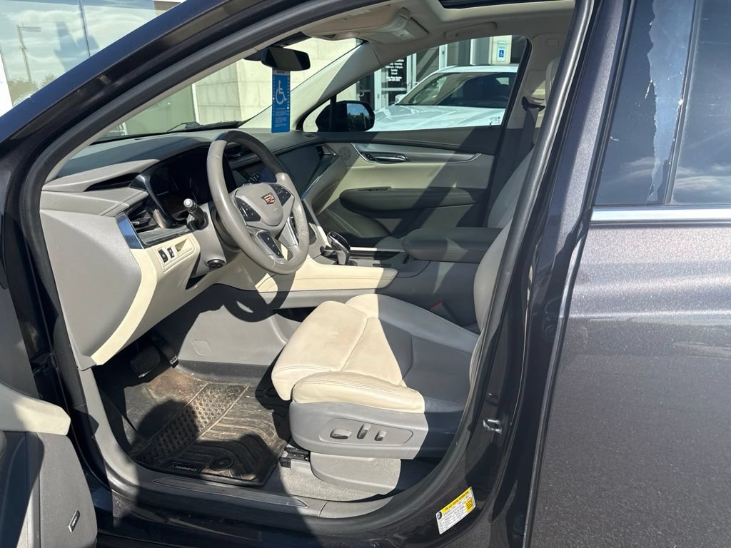 Used 2017 Cadillac XT5 Luxury w/ Driver Awareness Package FWD image 11