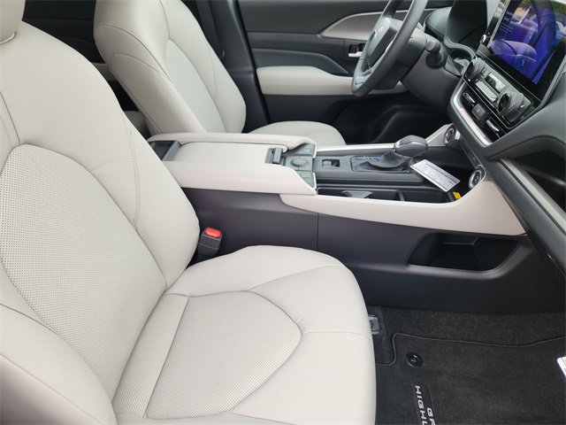 New 2026 Toyota Grand Highlander XLE image 10