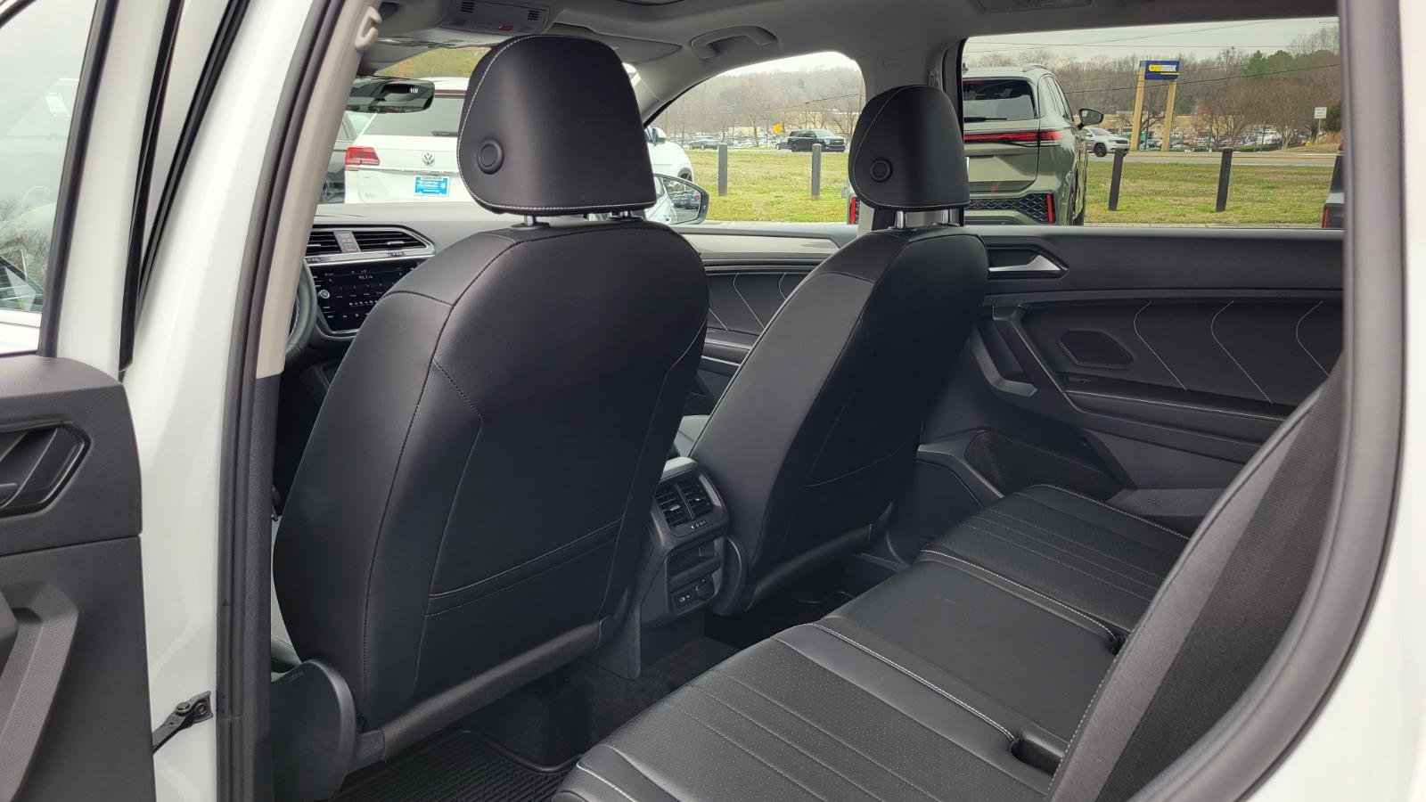 Certified 2023 Volkswagen Tiguan SE w/ Panoramic Sunroof Package image 34