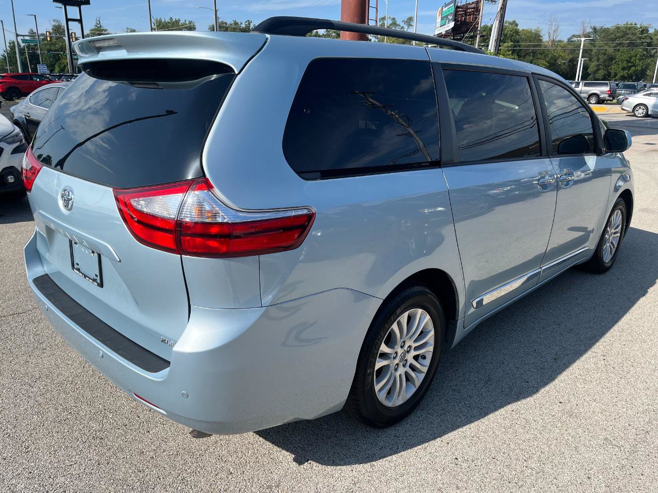 Used 2015 Toyota Sienna XLE w/ XLE Navigation Package FWD image 5
