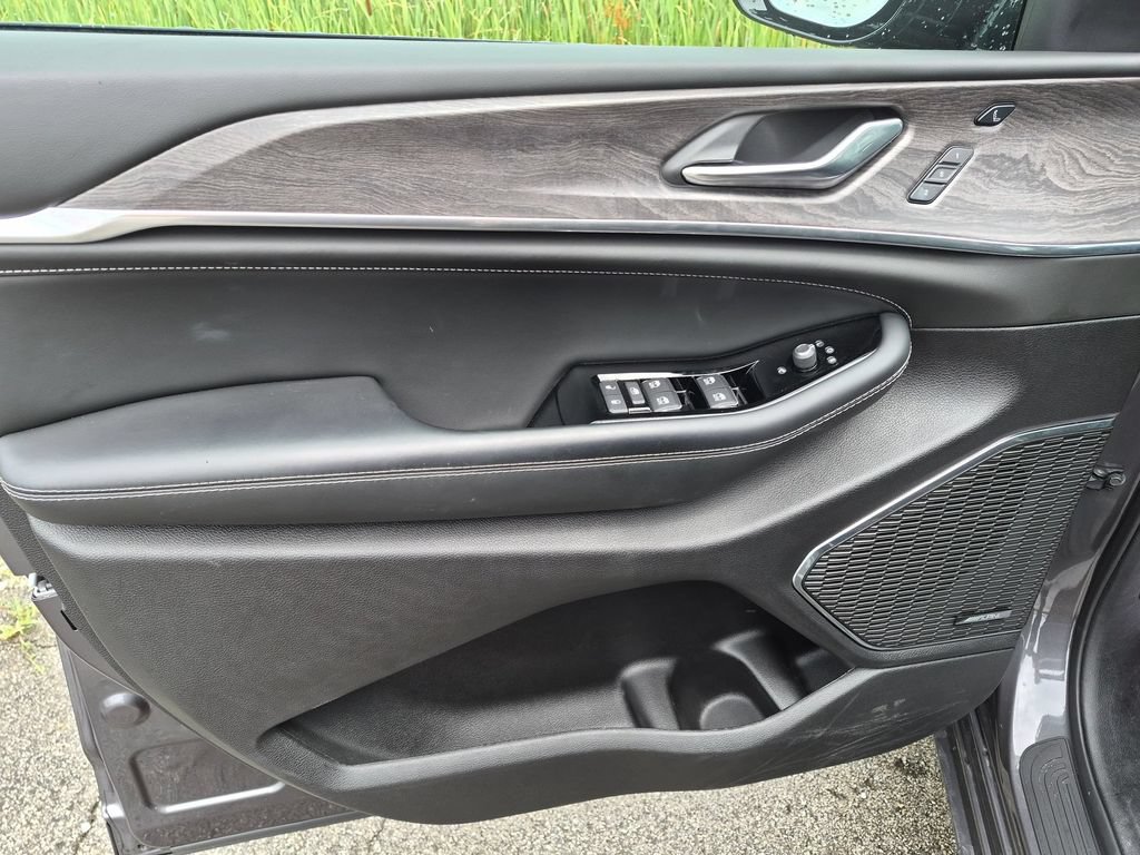 Used 2024 Jeep Grand Cherokee Overland w/ Luxury Tech Group IV AWD/4WD image 8