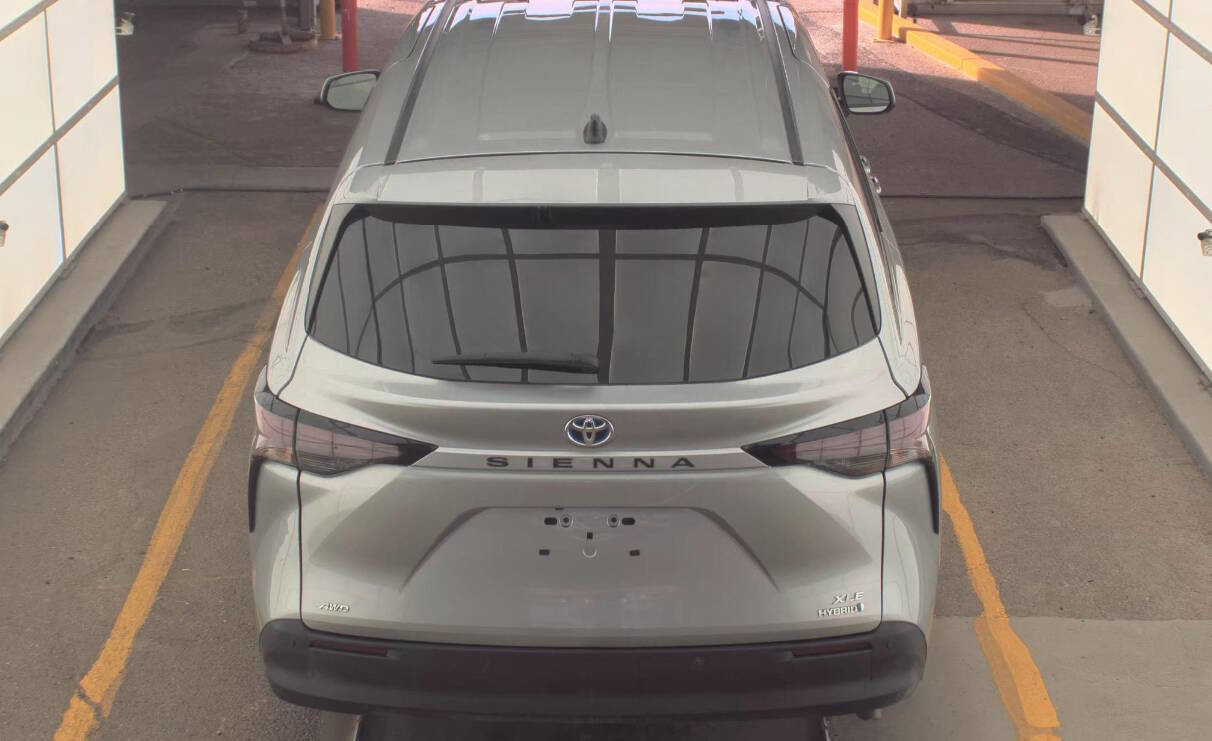 Used 2023 Toyota Sienna XLE image 3