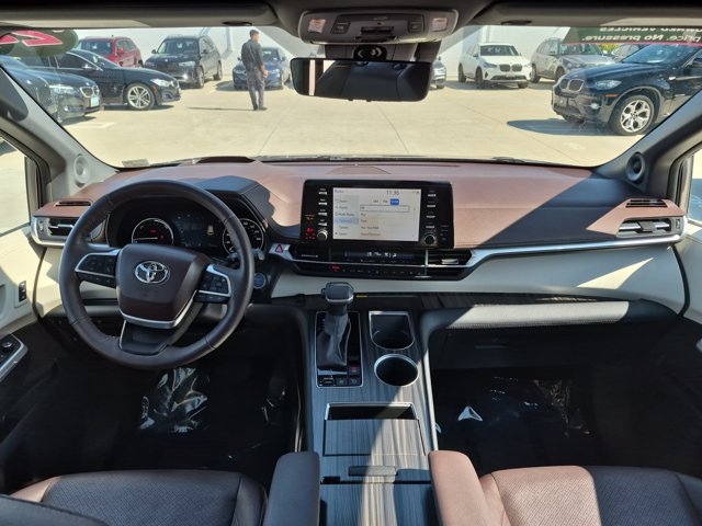 Used 2024 Toyota Sienna Platinum AWD/4WD image 18