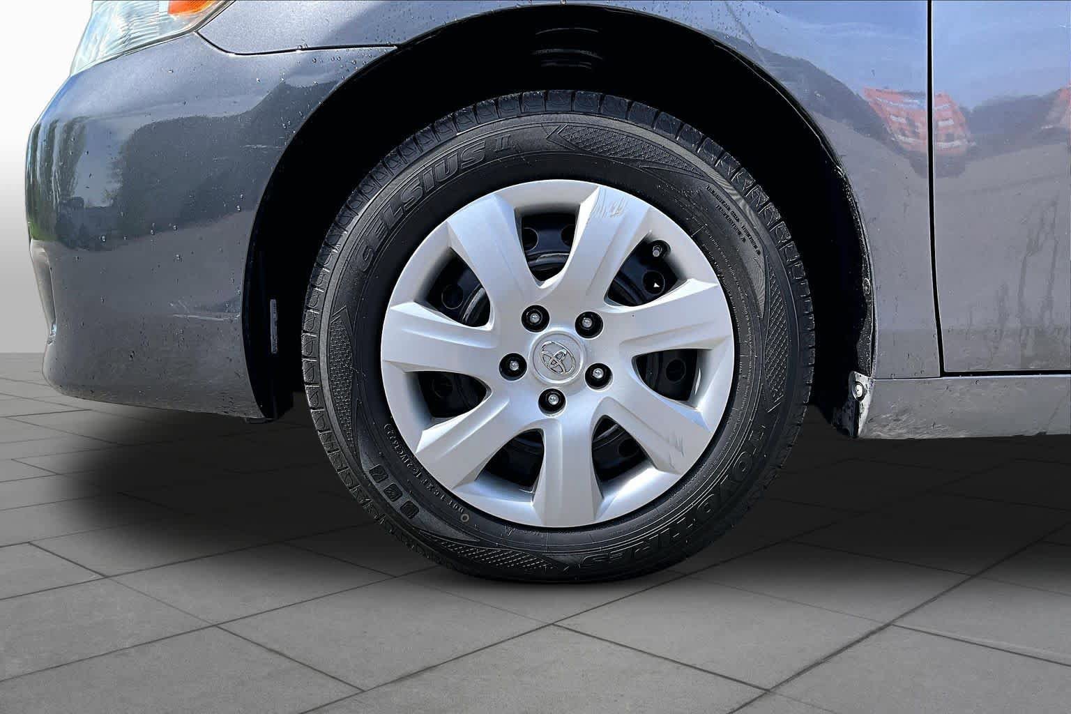 Used 2010 Toyota Camry LE FWD image 10