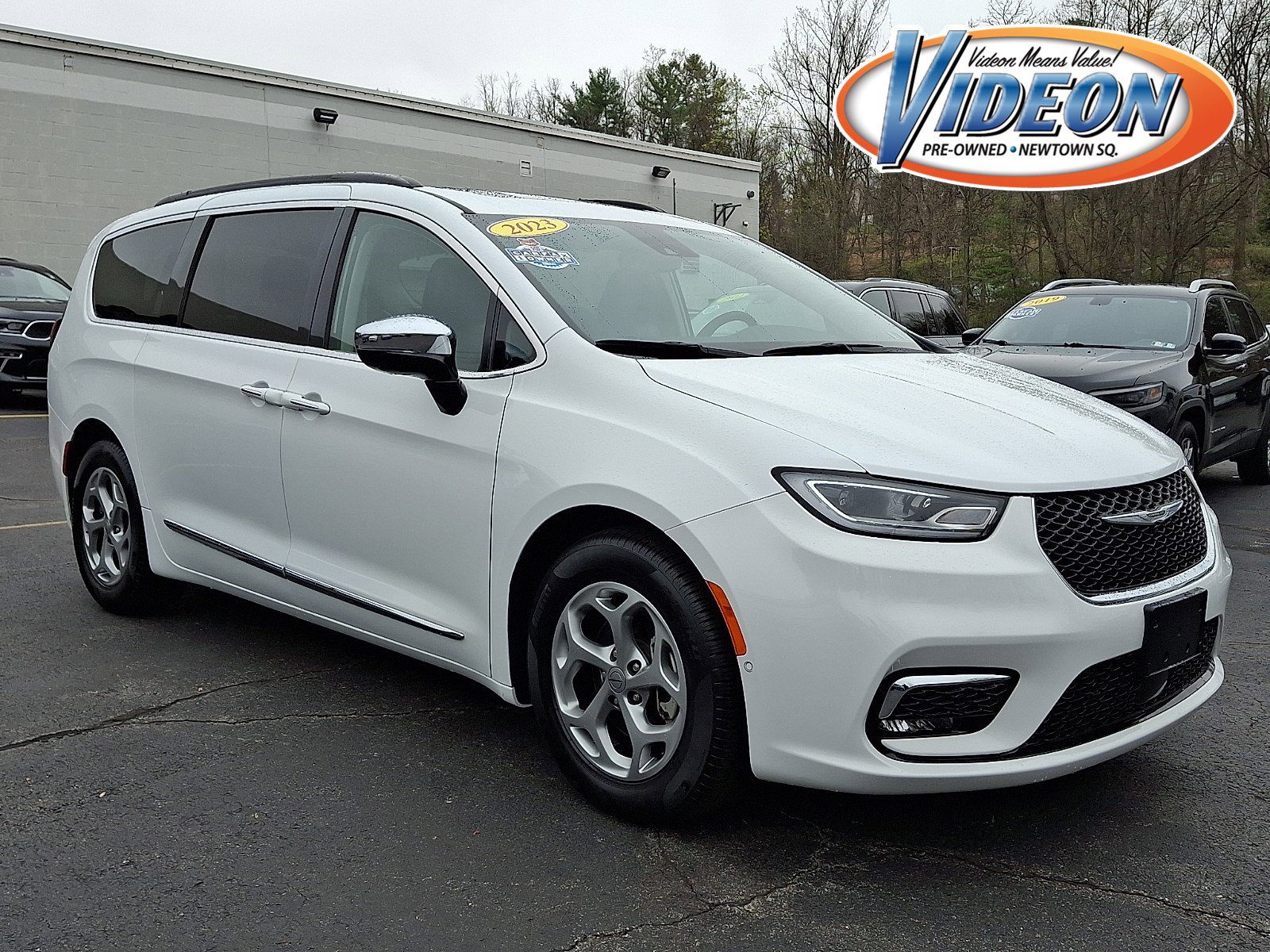 Certified 2023 Chrysler Pacifica Limited w/ Uconnect Theater Family Group