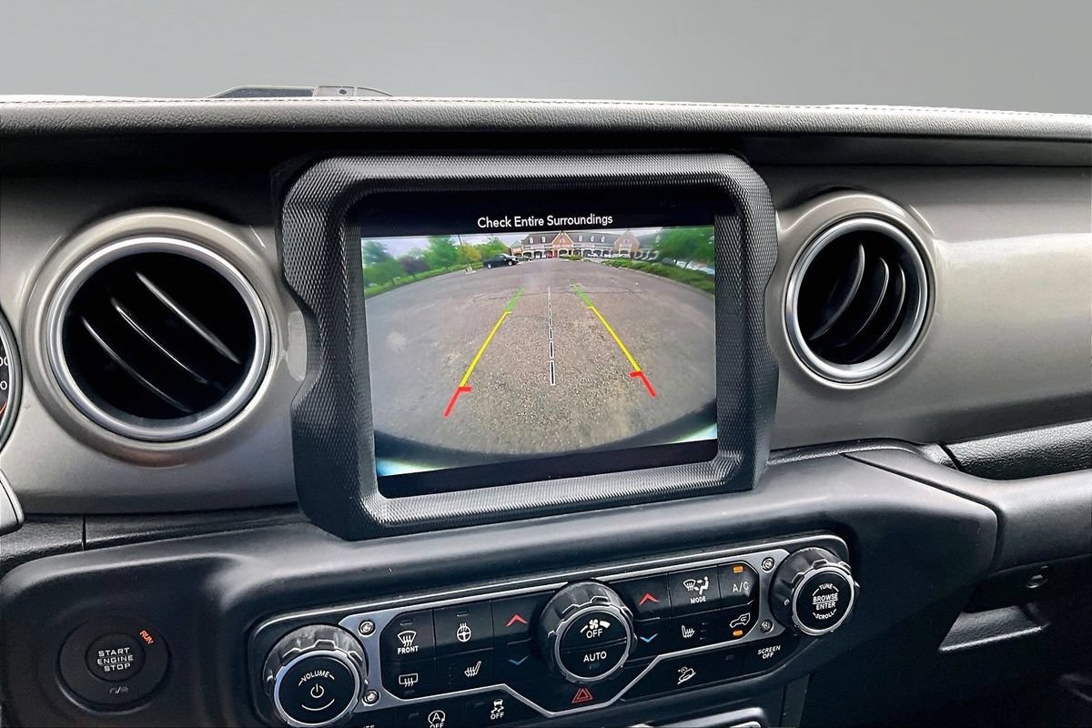 Used 2018 Jeep Wrangler Unlimited Sahara AWD/4WD image 27