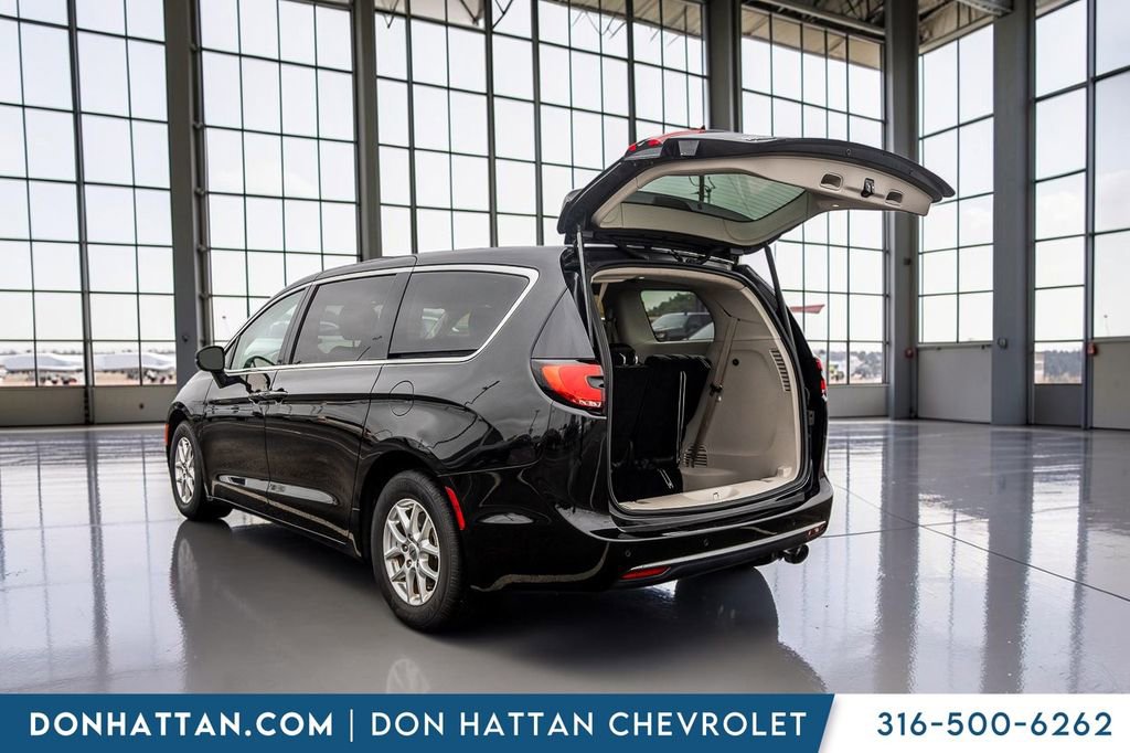 Used 2023 Chrysler Pacifica Touring-L FWD image 30