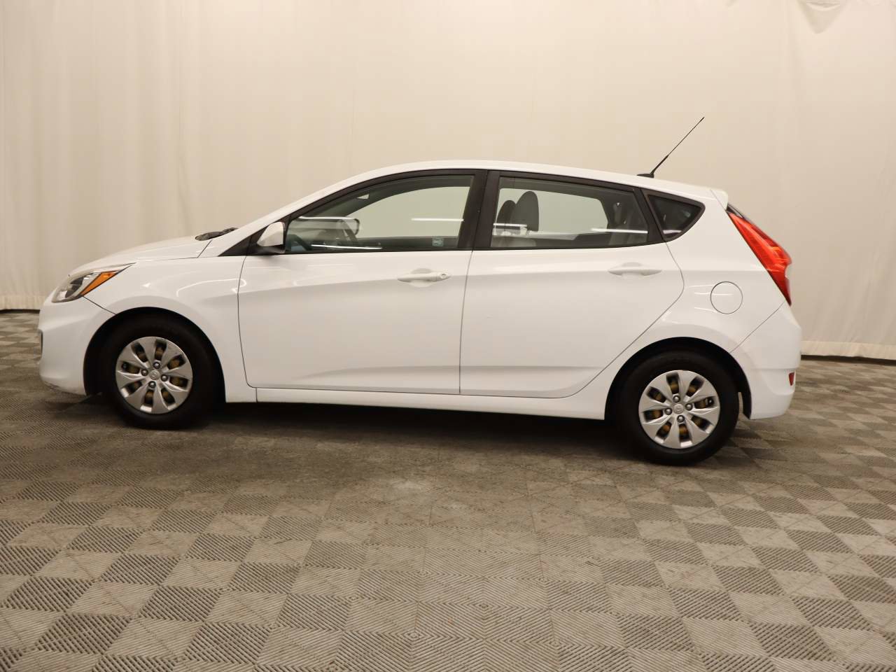 Used 2017 Hyundai Accent SE FWD image 2