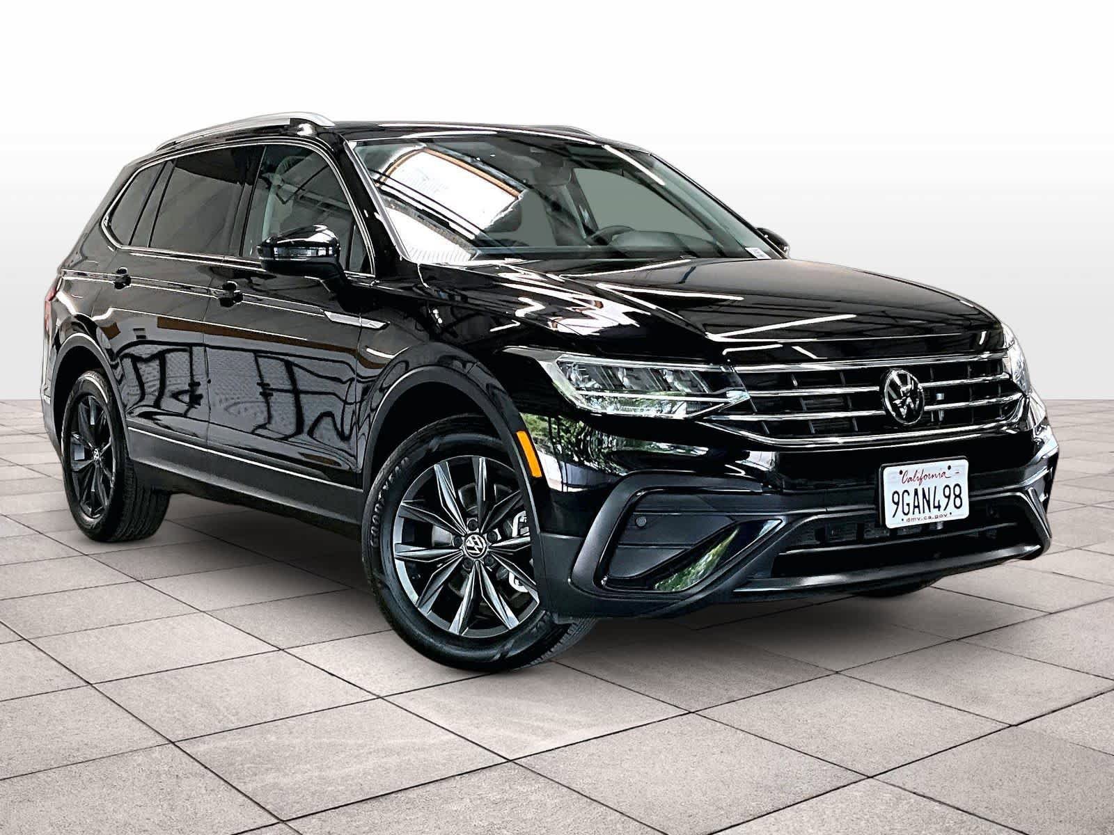 Used 2023 Volkswagen Tiguan SE w/ Panoramic Sunroof Package FWD image 2