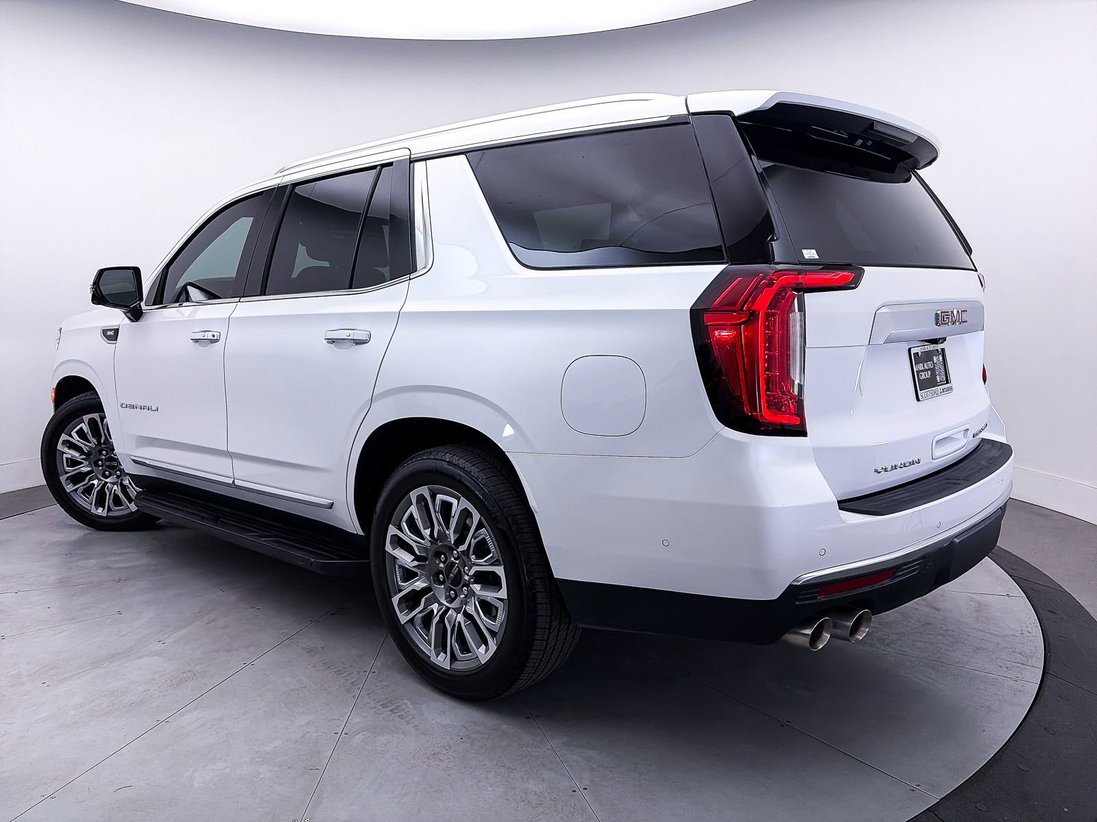 Used 2024 GMC Yukon Denali w/ Advanced Technology Package AWD/4WD image 2