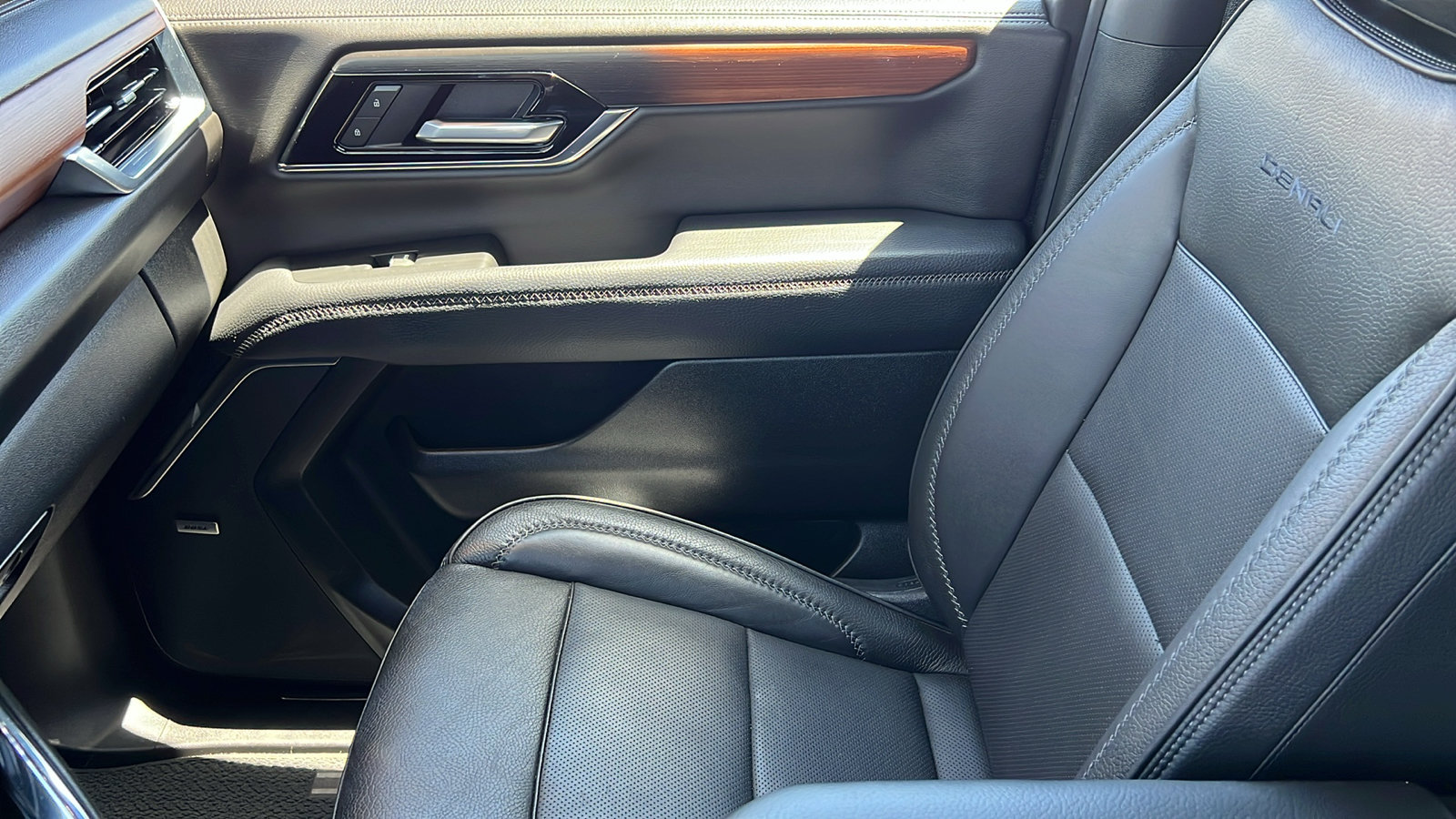 Certified 2025 GMC Yukon XL Denali AWD/4WD image 25