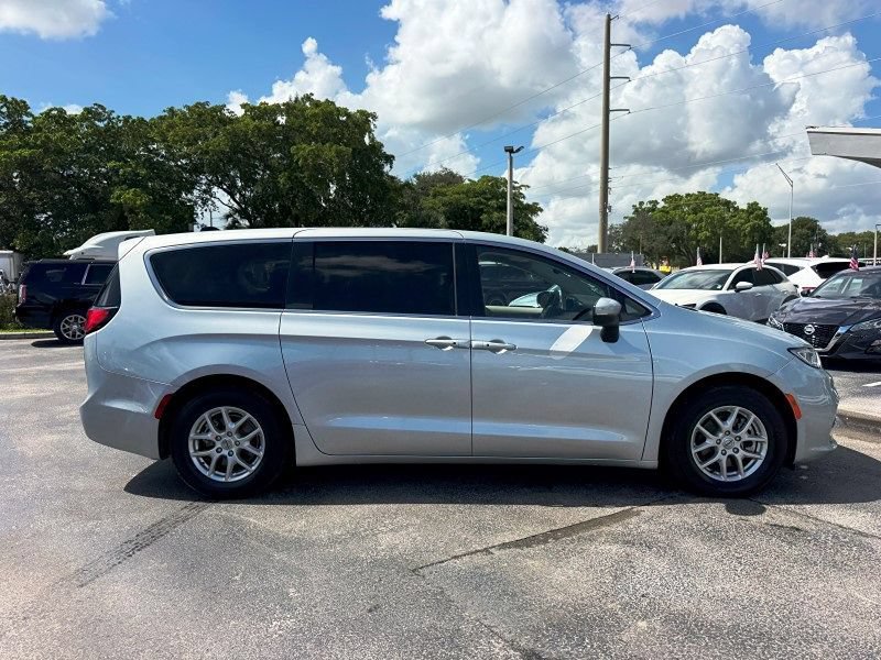 Used 2023 Chrysler Pacifica Touring-L FWD image 4