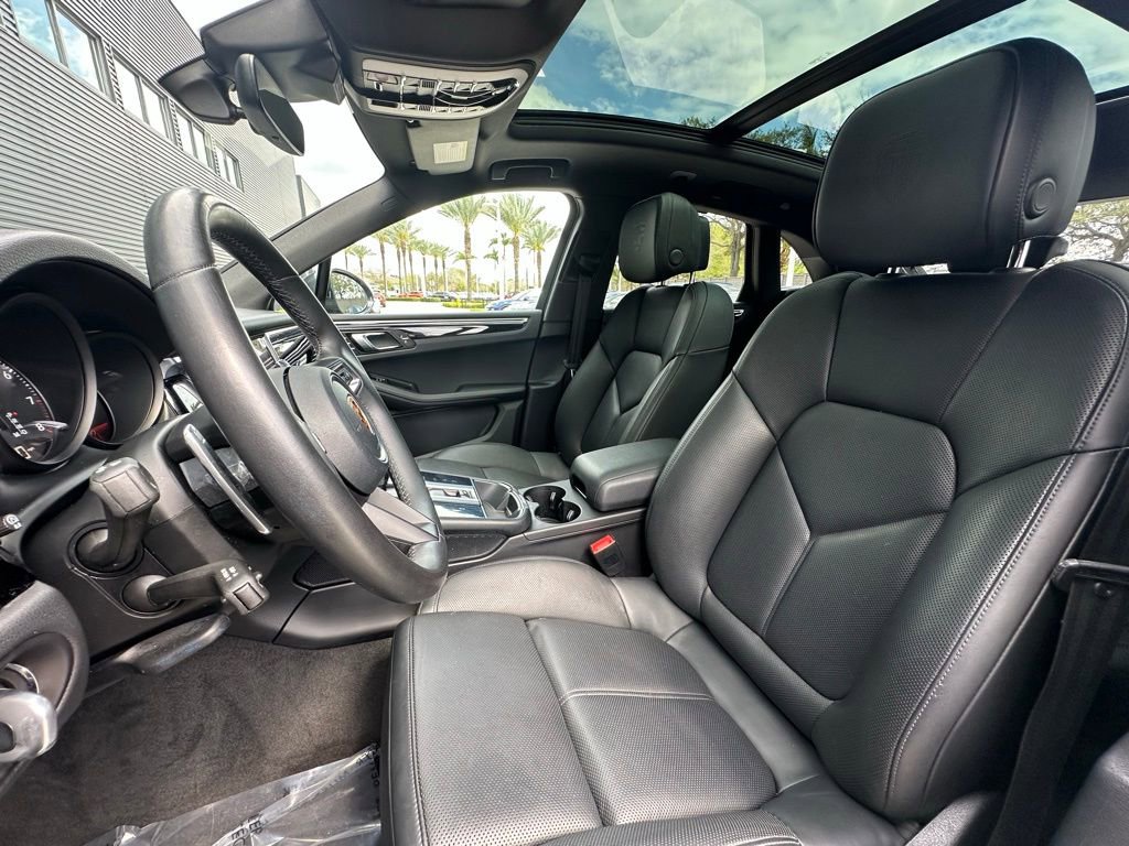 Certified 2023 Porsche Macan AWD/4WD image 5