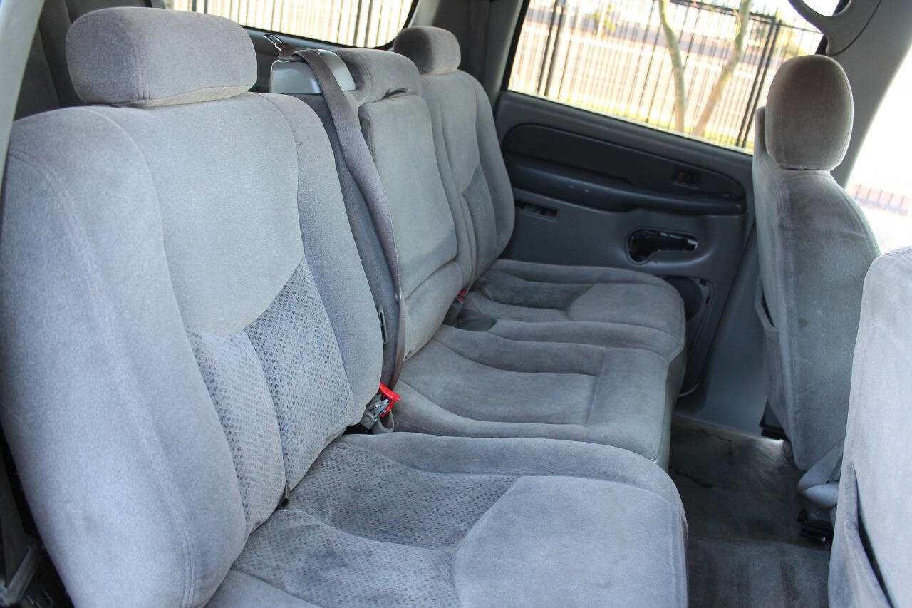 Used 2005 Chevrolet Suburban LS image 32