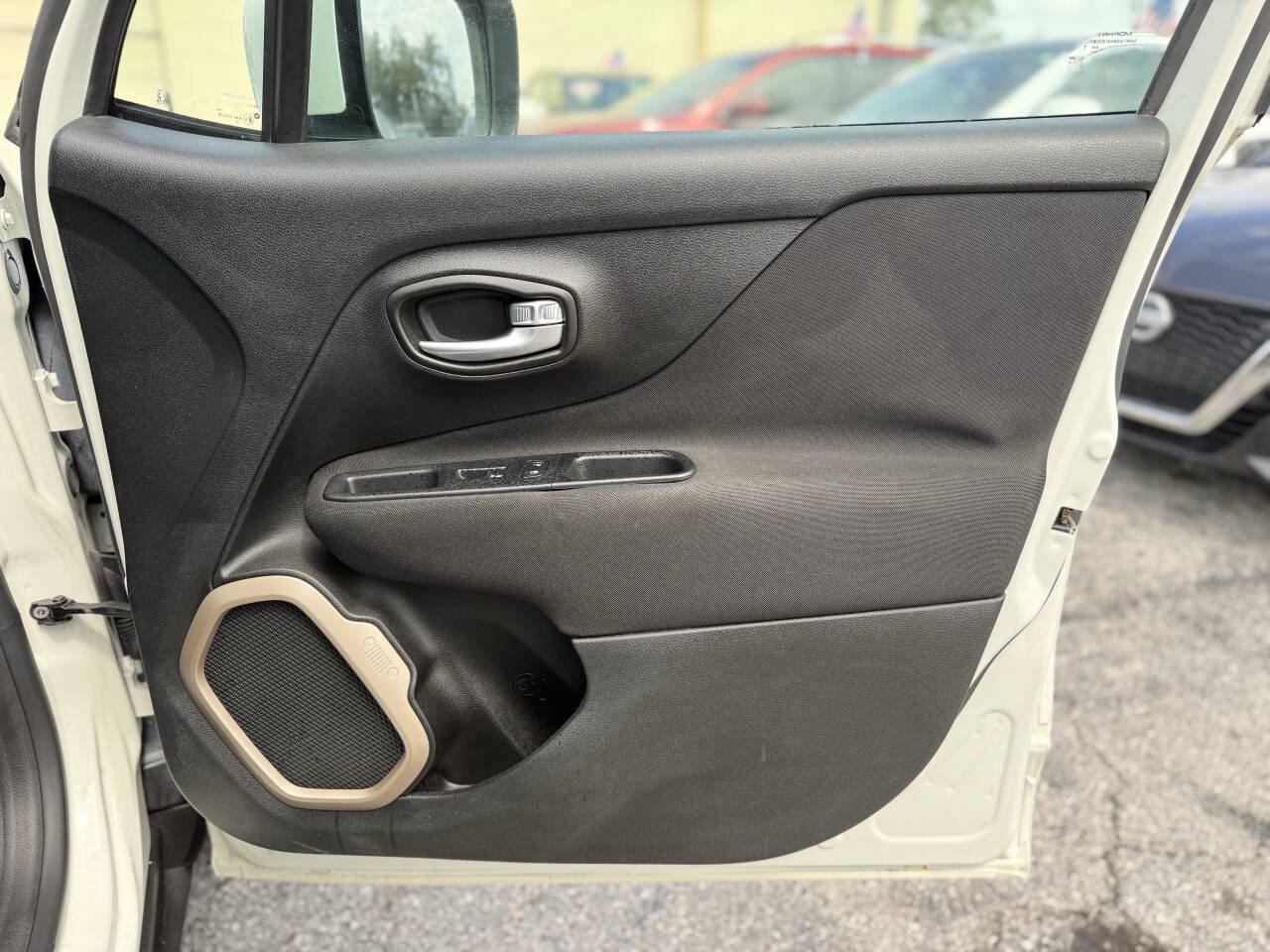 Used 2016 Jeep Renegade Latitude FWD image 26