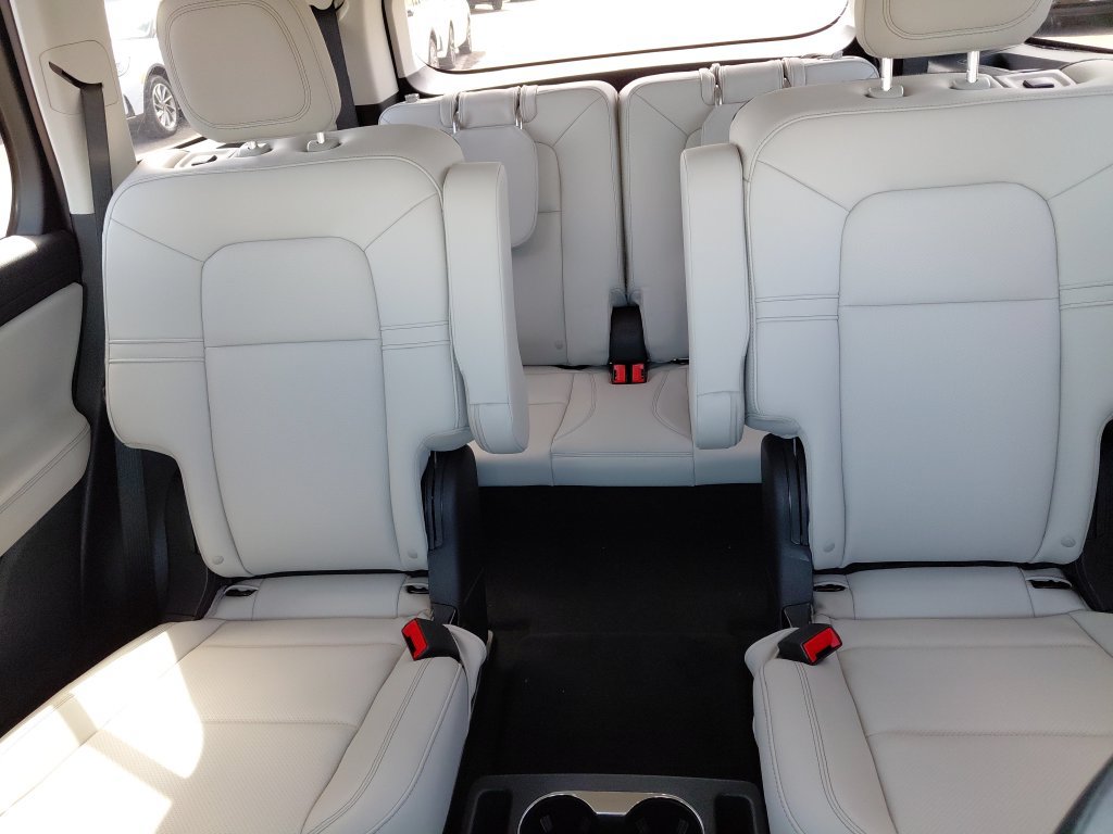New 2026 Lincoln Aviator AWD w/ Jet Appearance Package image 18