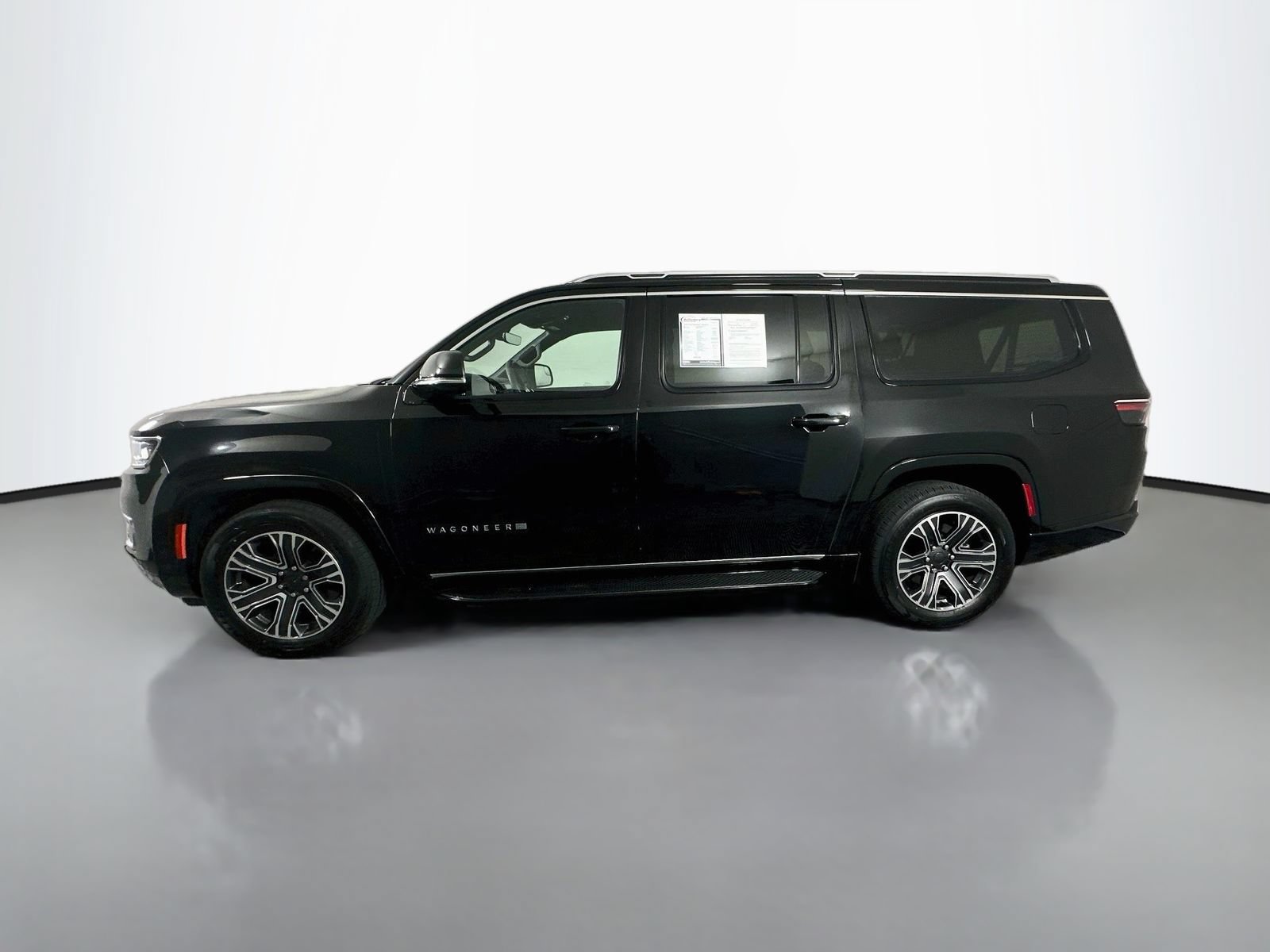Used 2023 Jeep Wagoneer L Series II AWD/4WD image 4
