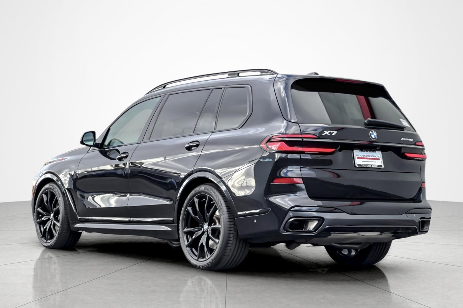 Used 2024 BMW X7 xDrive40i w/ M Sport Package image 3