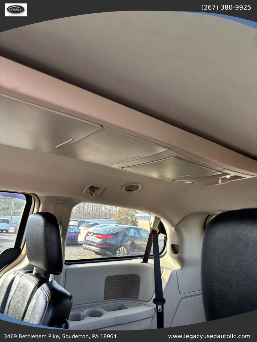 Used 2016 Chrysler Town & Country Touring FWD image 39