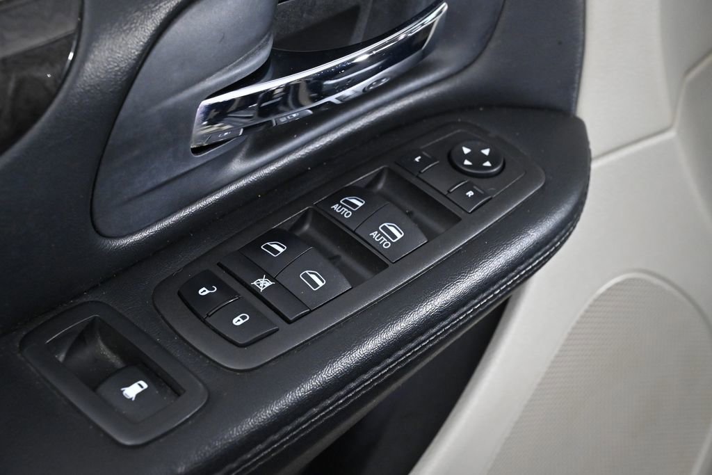 Used 2016 Dodge Grand Caravan SXT image 13