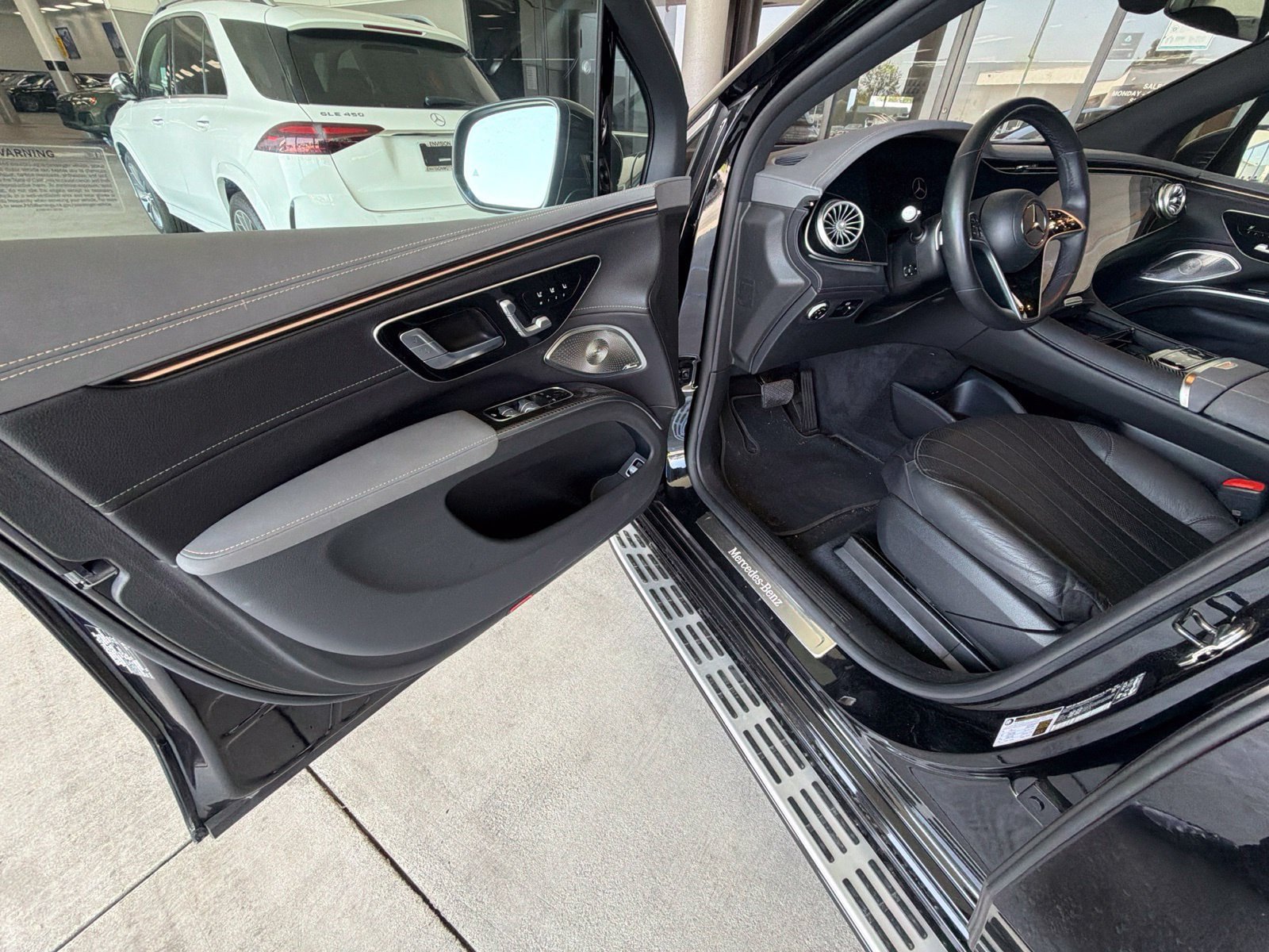 Used 2024 Mercedes-Benz EQS 580 4MATIC SUV w/ Exclusive Trim Package image 2