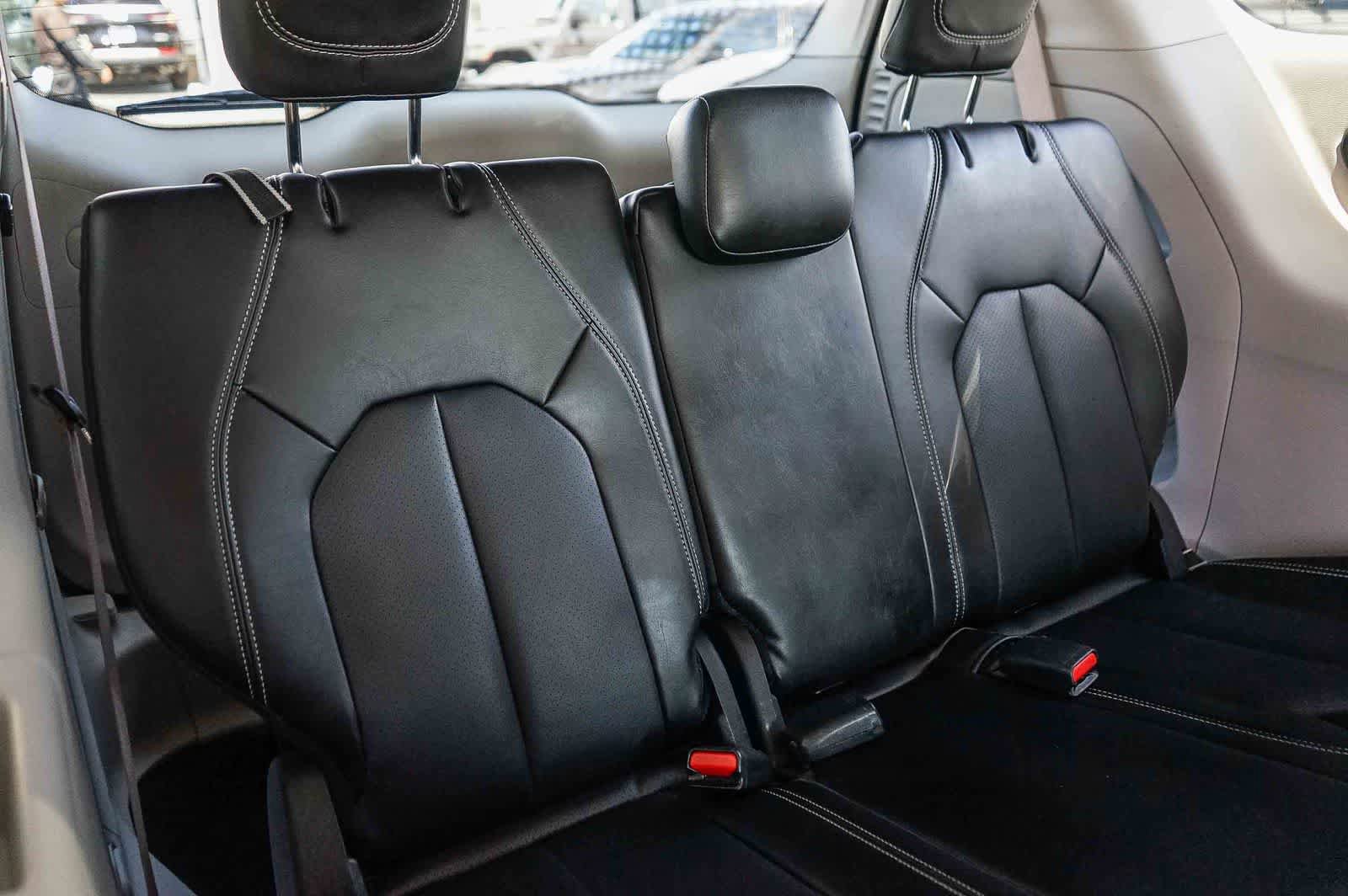 Used 2024 Chrysler Pacifica Touring-L image 16