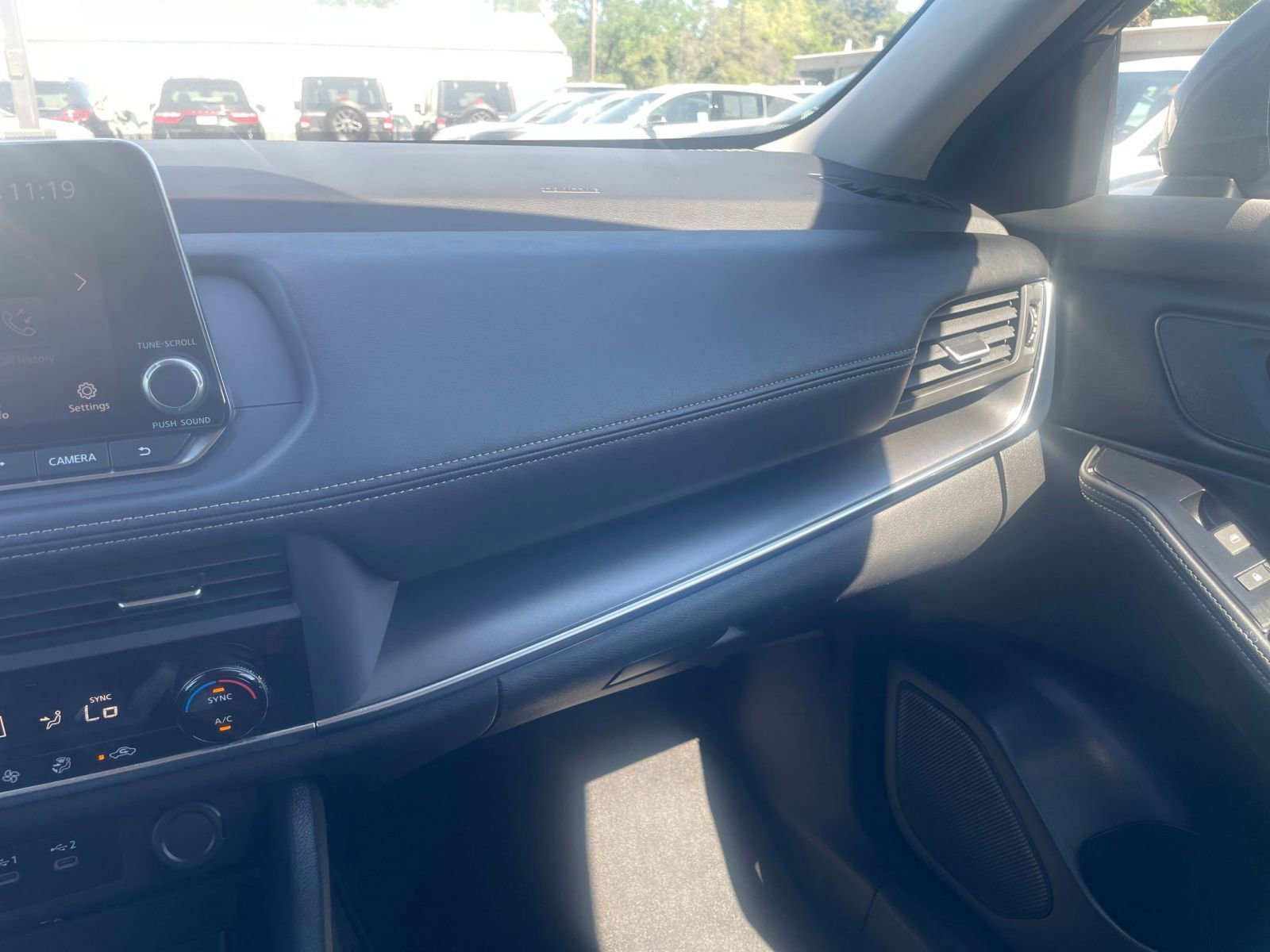 Used 2025 Nissan Rogue SV image 37