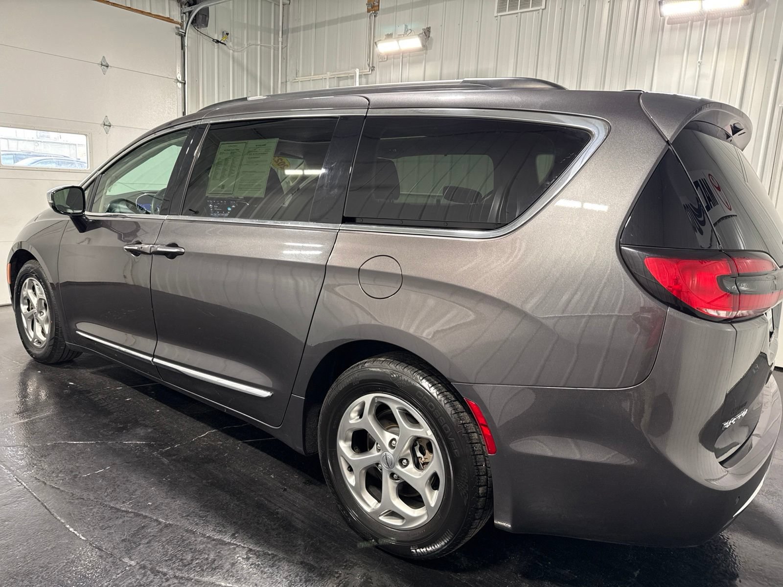 Used 2023 Chrysler Pacifica Limited FWD image 2