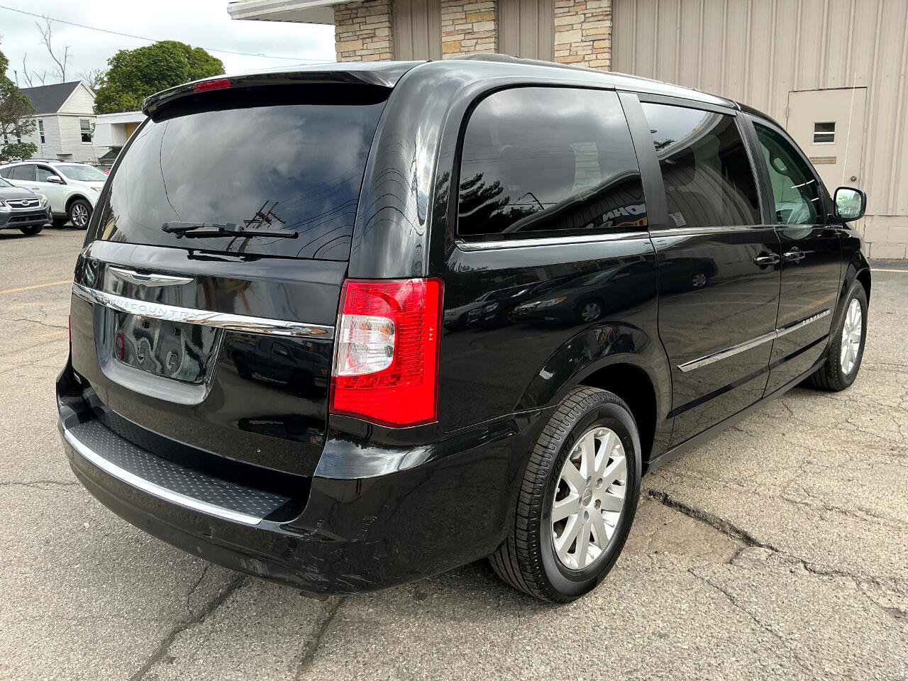 Used 2016 Chrysler Town & Country Touring image 3