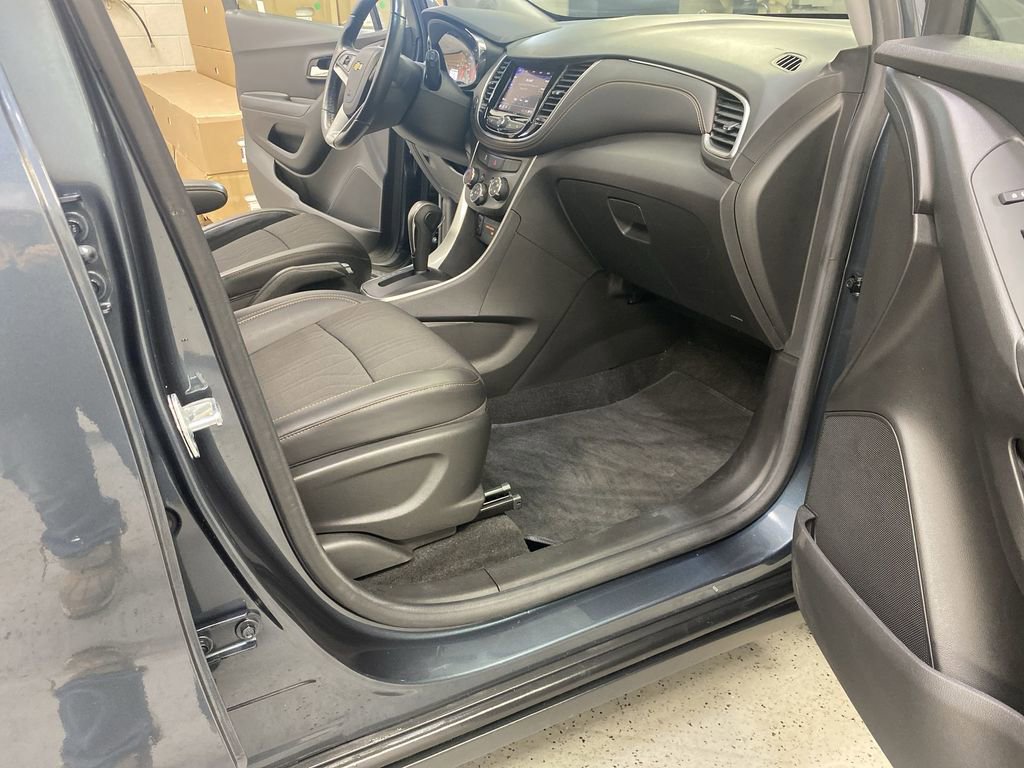 Certified 2022 Chevrolet Trax LT w/ Driver Confidence Package image 38