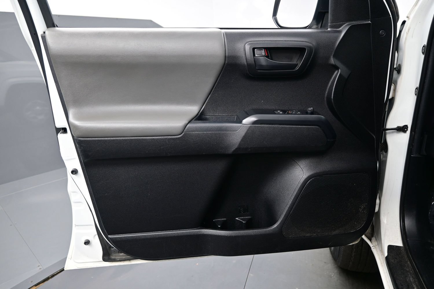 Used 2022 Toyota Tacoma SR AWD/4WD image 9