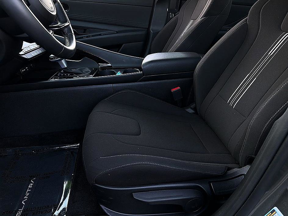 Certified 2025 Hyundai Elantra SEL image 9