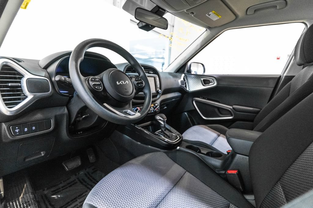 Used 2025 Kia Soul LX FWD image 4