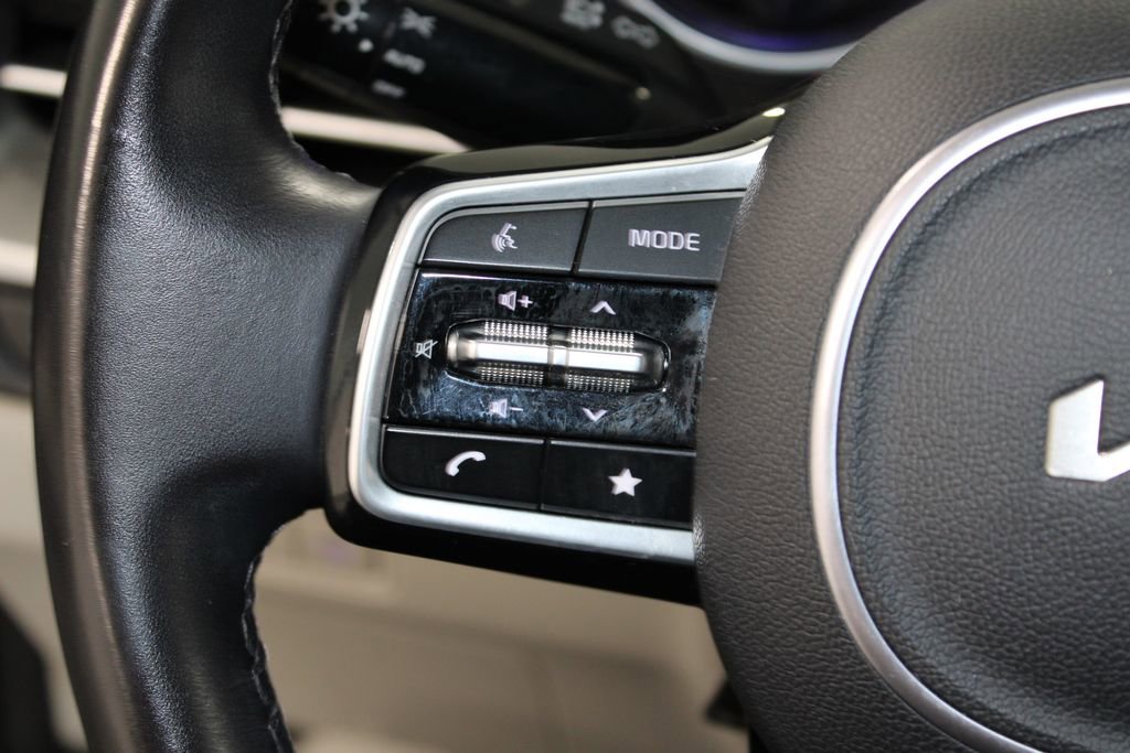 Used 2024 Kia Carnival LX image 36