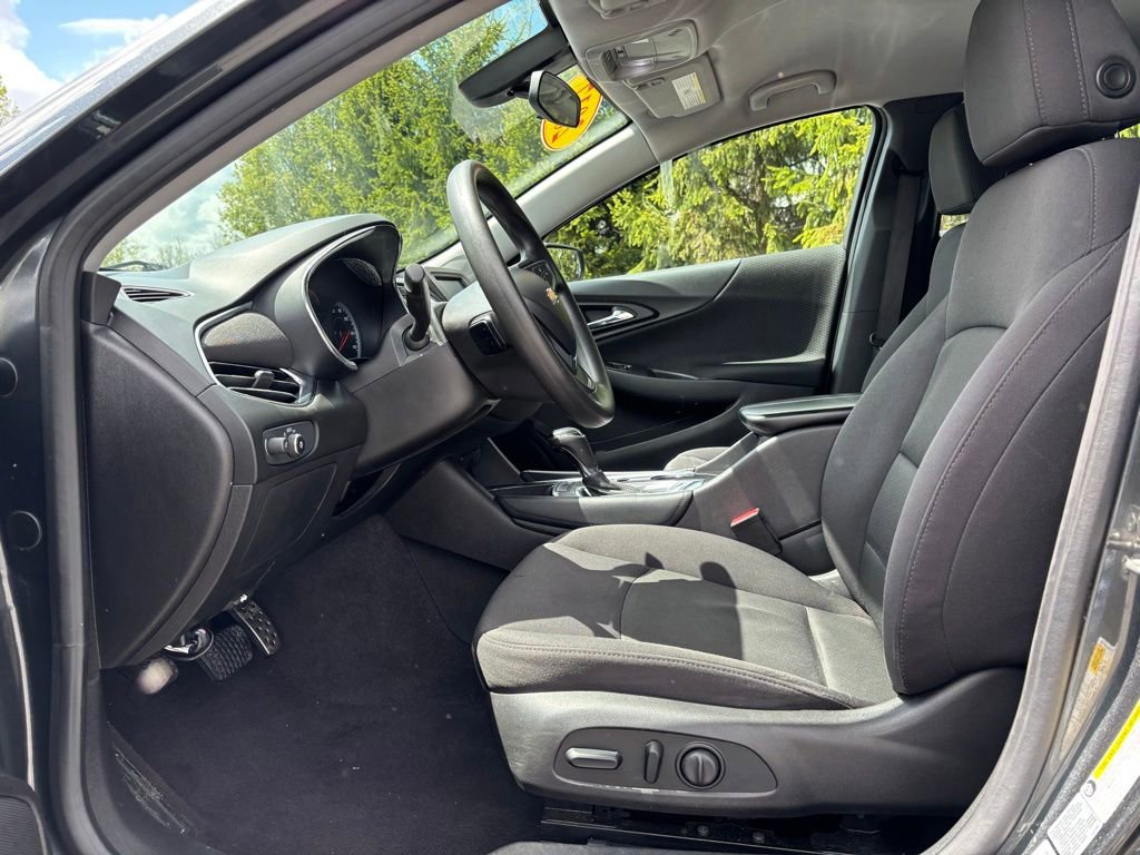 Used 2017 Chevrolet Malibu LT FWD image 10