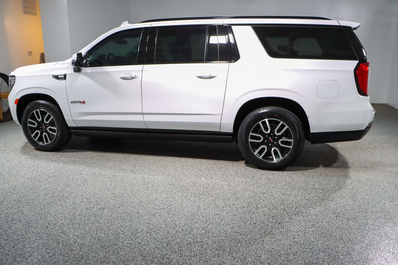 Used 2023 GMC Yukon XL AT4 image 10