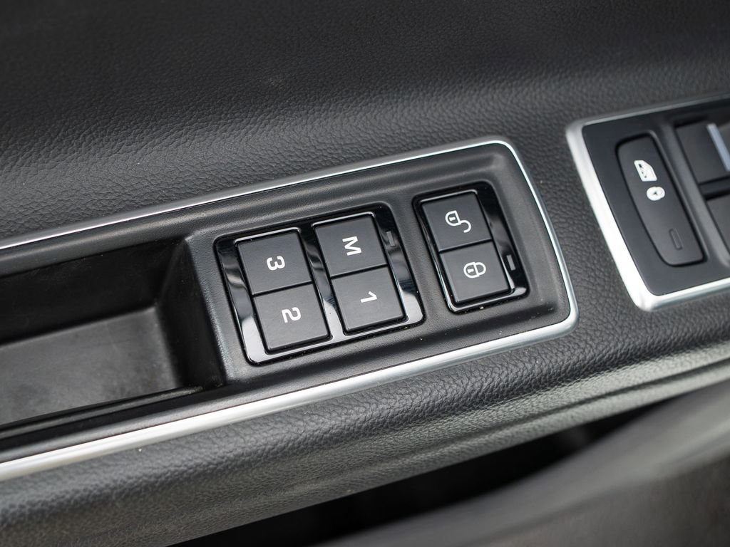 Used 2017 Jaguar XF Premium image 21