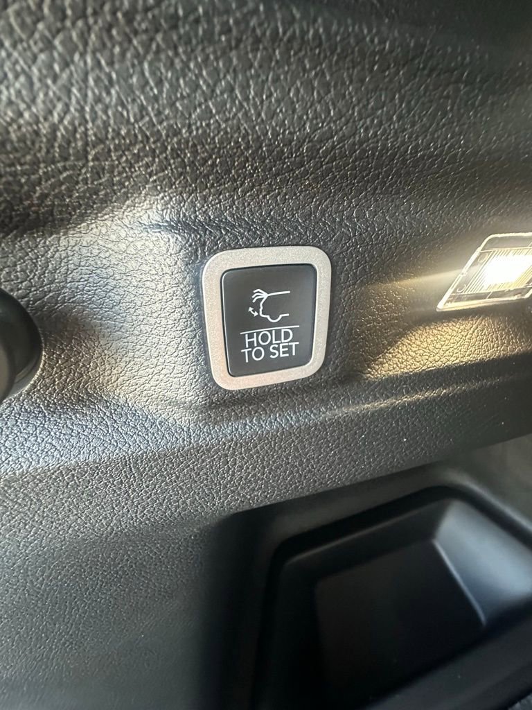 New 2025 Jeep Grand Cherokee L Laredo image 7