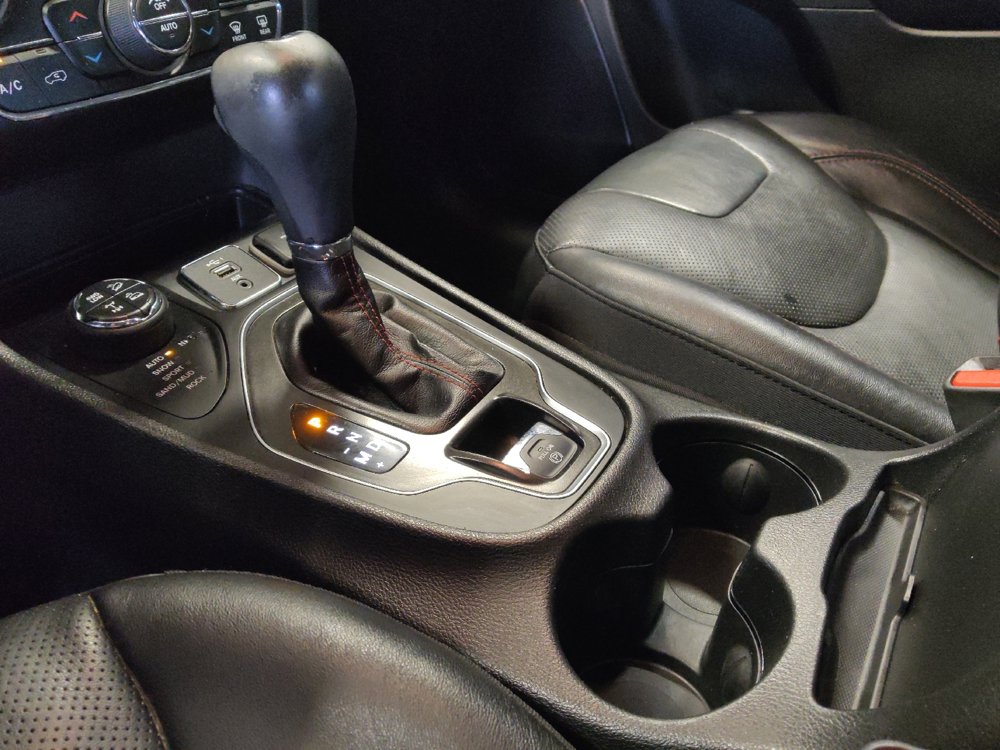 Used 2019 Jeep Cherokee Trailhawk image 26