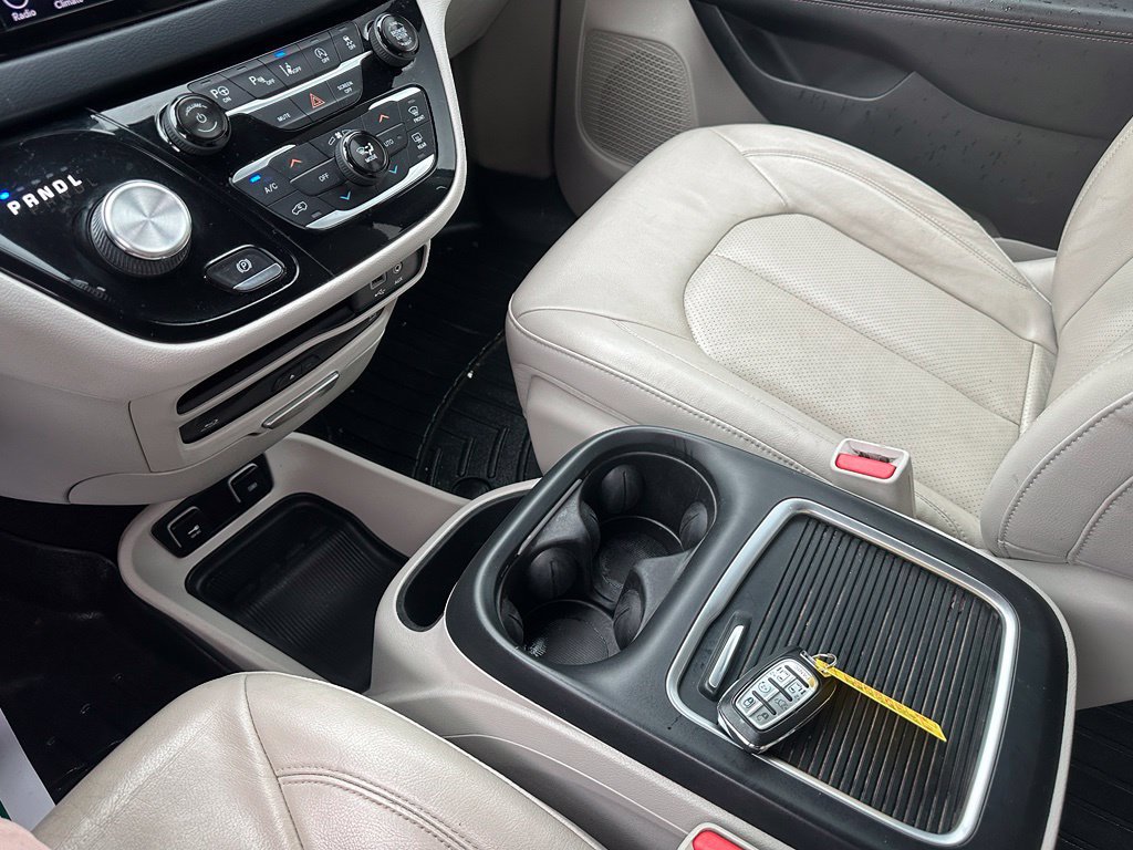 Used 2018 Chrysler Pacifica Touring-L Plus FWD image 18