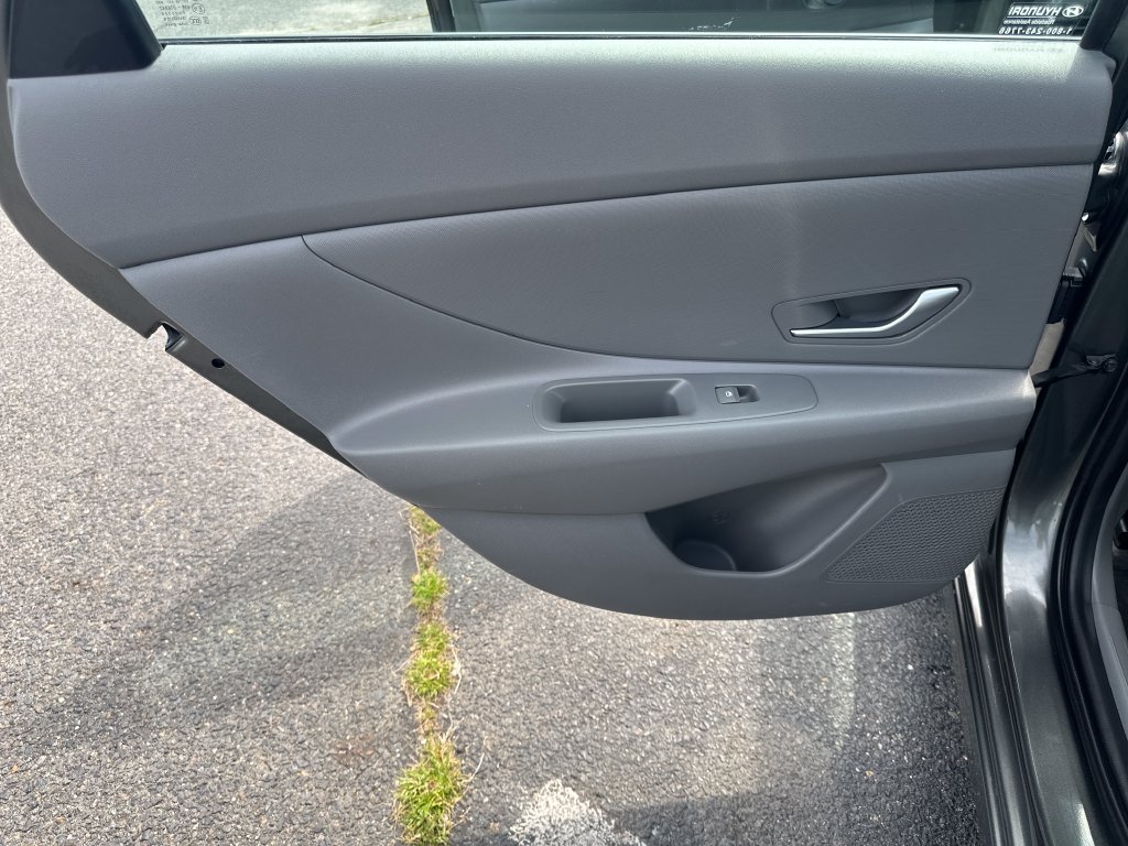 Used 2024 Hyundai Elantra SE FWD image 15