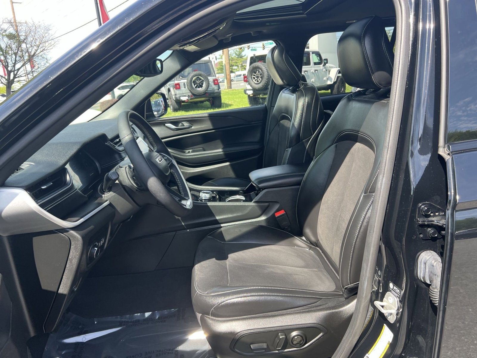 Used 2023 Jeep Grand Cherokee Altitude image 21