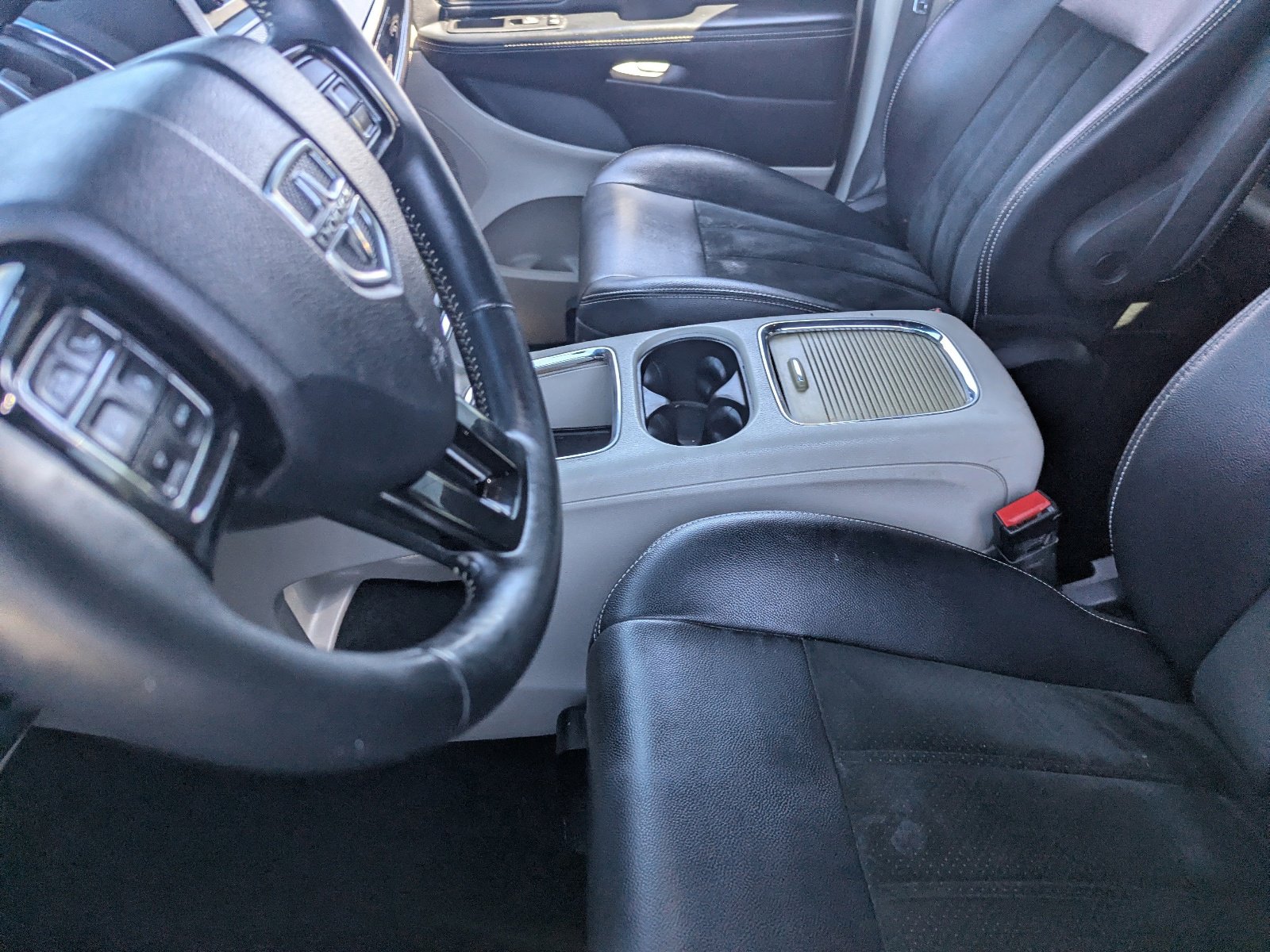 Used 2017 Dodge Grand Caravan SXT w/ Driver Convenience Group FWD image 18