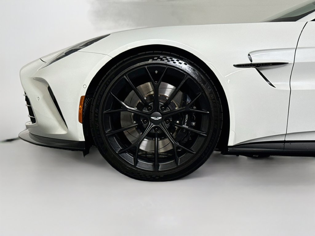 Used 2026 Aston Martin V8 Vantage Convertible RWD image 28