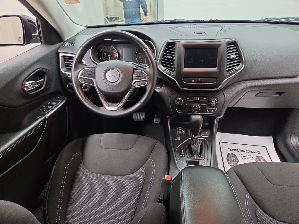 Used 2019 Jeep Cherokee Latitude w/ Cold Weather Group AWD/4WD image 13