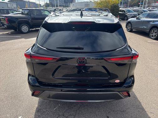 Used 2024 Toyota Highlander Limited AWD/4WD image 6