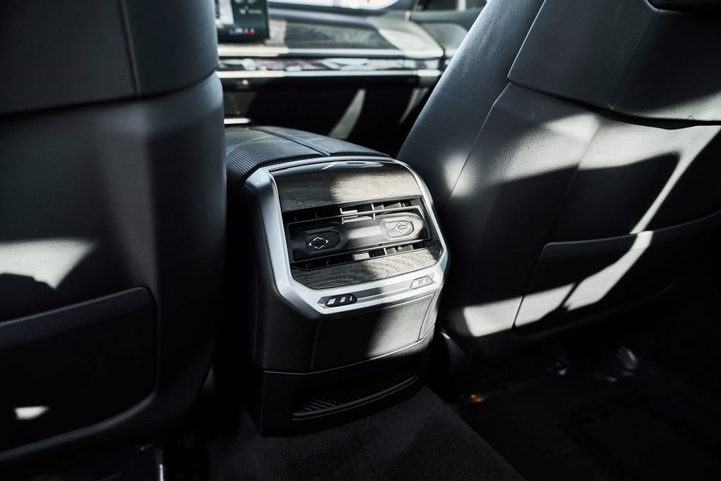 Used 2024 BMW 740i w/ Premium Package RWD image 27